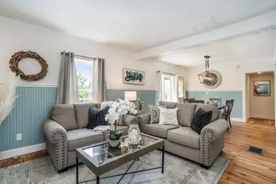 Image de Updated, charming home with huge yard, fire pit, & WiFi - walkable location