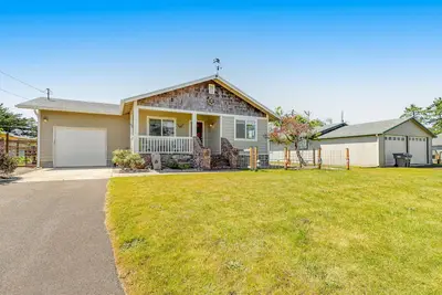 Image de Contemporary dog-friendly home with backyard, patio, washer/dryer, pellet stove