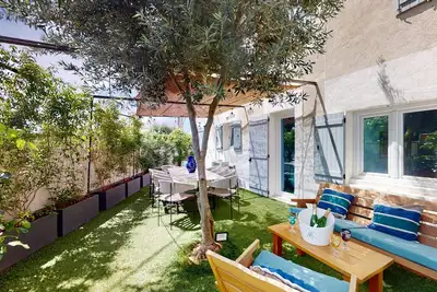 Image de 700m de la place des Lices. Coup de coeur garanti. Jardin avec Jacuzzi. Parking