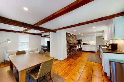 Image de Quaint Cape home with new appliances, private yard, washer/dryer, & gas grill