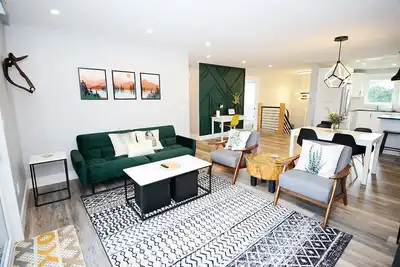 Image de Brand New modern 2-bedroom, close to the mountains.