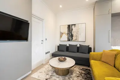 Image de Studio-Design-Salle de bain privée séparée-Vue sur Rue