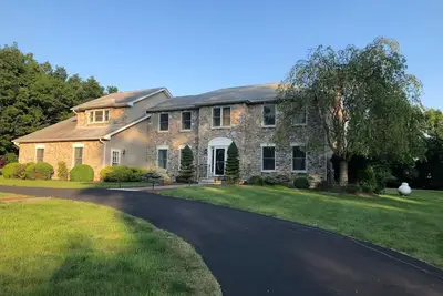Image de Elegant Poconos estate close to Kalahari, GreatWolf, with  4 1/2 serene acres