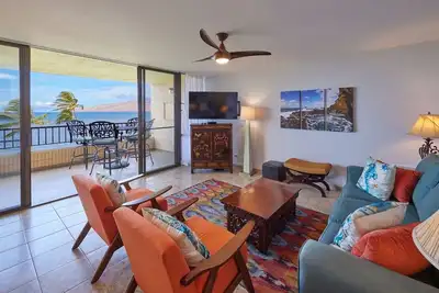 Image de Sweeping ocean views from this beautiful top floor oceanfront unit! .