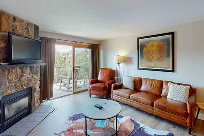 Image de Mountain-view condo with private balcony, grill, fireplace, on-site hot tub, gym
