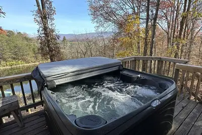 Image de Cozy log cabin~hot tub~fireplace~waterfront~firepit~ Pets welcome!