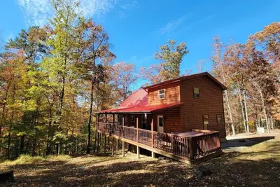 Cliffview Resort Cabin with Hot Tub, Wi-Fi, Awesome Screened Porch, Gas Grill.