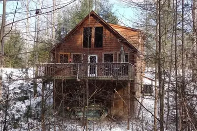 Secluded, Cozy Cabin with Hot Tub in a heavily forested setting. Great Location.