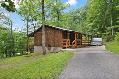 Lovely, Quaint, Hot Tub Cabin, fiber optic Wi-Fi, on pond with fabulous view!