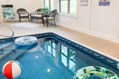 Image de Indoor Private Pool Cabin Near Dollywood, Sleeps 12, Game Loft, Hot Tub, 10/10