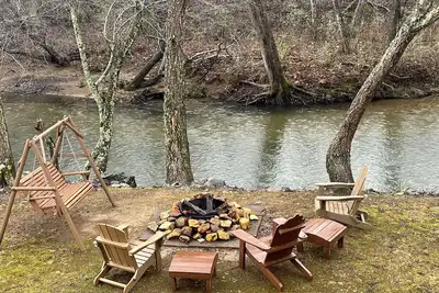 Image de Riverfront Log Cabin with Hot Tub-Tubing on the River, Pet Friendly.