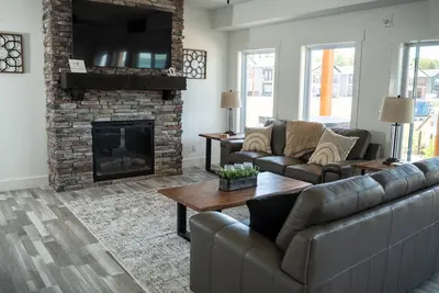 Image de LakeTop Retreat - Indoor/outdoor pools, lake view, mins to Sdc/strip
