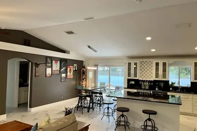 Image de Entire 3 bedroom home with fenced yard and screened porch!