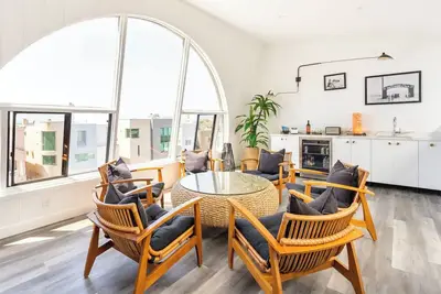Image de Luxury home just steps from the sand with ocean & channel island views!