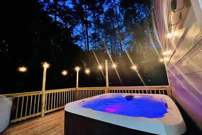Image de Secluded cozy Cabin/Prime location/Family-oriented/Hot tub/Pet-friendly/Fire-pit