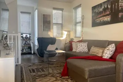 Image de Brand new condo 5 mins from downtown!