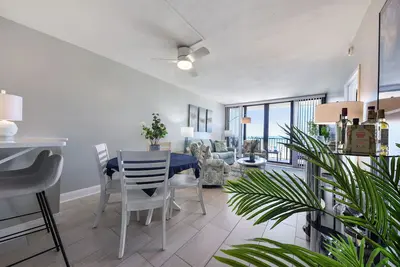 Image de Luxury condo right on the beach! Enjoy the oceanfront views at offseason prices!