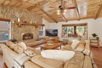Image de Three Bears Inn Log Cabin w/ Hot Tub at Big Bear