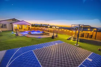 Image de 1900 SqFt House W/25Ft Heated Pool/Spa- Strip View