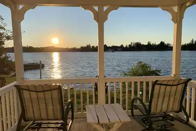 Image de Beautiful Lake House with Stunning Sunsets