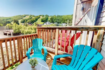 Image de Two-story studio-plus-loft w/ fireplace & access to pool/hot tub - stellar views