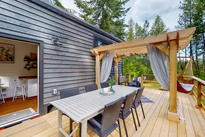 Image de Cozy loft home with modern design, deck, hammock, outdoor shower, and Ac