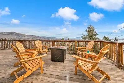 Image de Spacious & Modern w/ 4 king beds and a view - hot tub on the deck - pet friendly