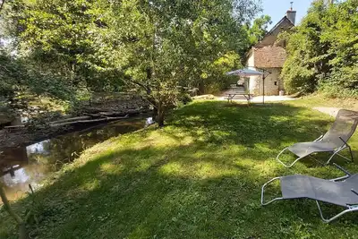 Image de Bordé par la rivière & le bief du moulin, cottage berrichon du 18e