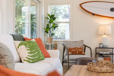 Image de Beach Getaway! Walk to beach, dining, and shops. Dog friendly with fenced yard.