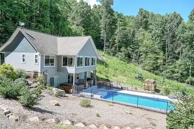 Image de Mountain View Estate • Pool is Open • Hot Tub • Outdoor Kitchen • Game Room & Theatre