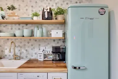Image de Charming 50's Diner-Style Cabin with Jukebox and Hottub!