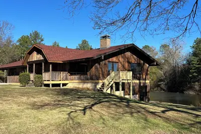 Image de Private Lake Lodge, Gated Retreat, Sleeps 12, Near Hot Springs