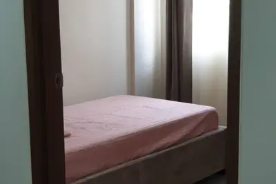 Spanish Condo with Hot shower 15 min from Airport