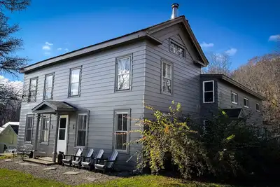 Image de Grand farmhouse, big groups, close to skiing, 1 mi to Vt, Xl Hot Tub.