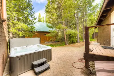 Image de Home with private hot tub, 2 fireplaces, & W/D - drive minutes to hiking, golf
