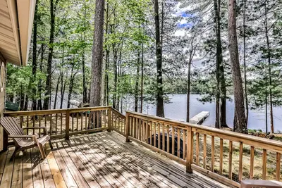 Image de Lakefront cabin on Paradise Lake with 30-foot dock, 2 kayaks, canoe & firepit