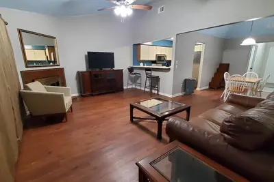 Image de Cheerful 2-Bedroom Townhome with Private Back Yard