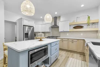 Image de 6 bd/4bath Coastal Style Modern Retreat