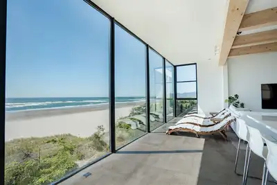 Image de Forest Edge Beach House: New Oceanfront Luxury