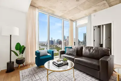 Image de Ultra Lux Rainey St. Condo - Lake & Skyline View - Rooftop Pool - Gym