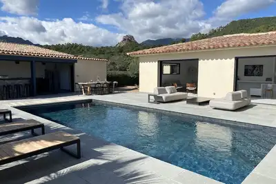 Image de Villa neuve avec piscine