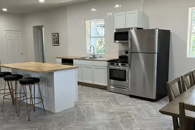 Image de Lovely 3 bedroom rental unit close to the River and Lake!