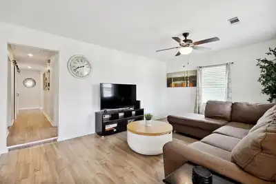 Image de Updated, Spacious 4 Bdrm 2 bath