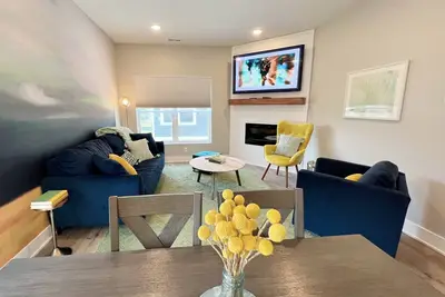 Image de New 3 bed 4 bath home - rooftop deck, 2 car garage & porch near downtown, Cws!