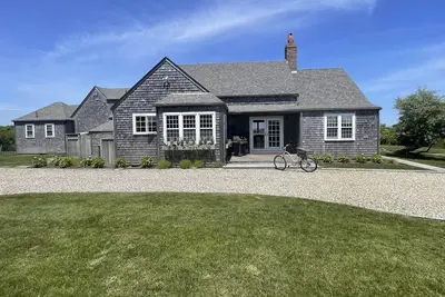 Image de Charming 5br/4. 5ba House near Dionis Beach.