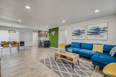 Image de West Side 5 bedroom Home. Great Location! ! !