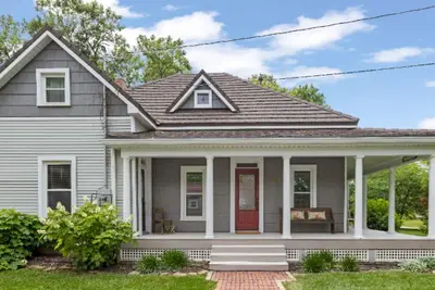 Image de Unique Historic Charm ~ 5★ Location ~ Dreamy Porch Centrally Located