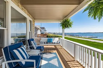 Image de Charming lakefront cottage with beautiful views and central location.