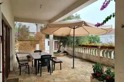 Large 120 m2 apt with patio, 1 min walk from beach