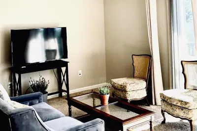 Image de The Parisian condo in Sterling Heights!